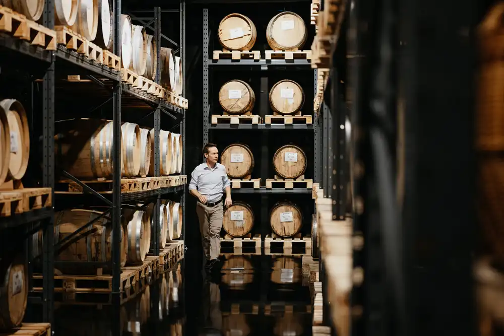 Gabriel Galliker-Etter im Lager der Distillerie Etter in Zug